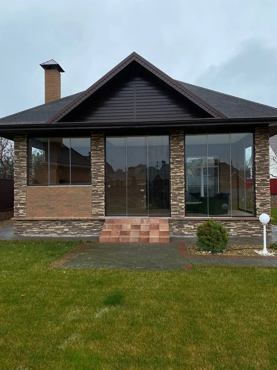 Gazebo with frameless glass